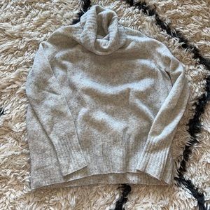 Aritzia oversized turtle neck sweater. Size XS